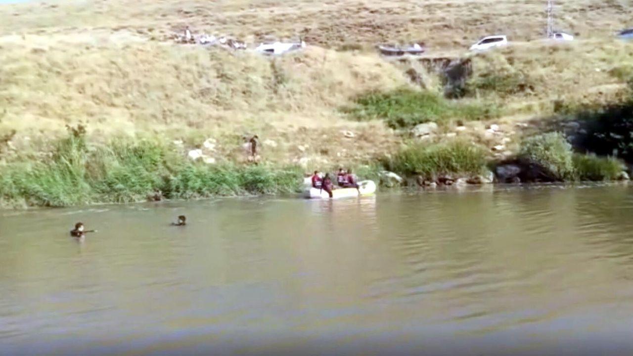 Çaya düşen kardeşlerden biri öldü, diğeri aranıyor