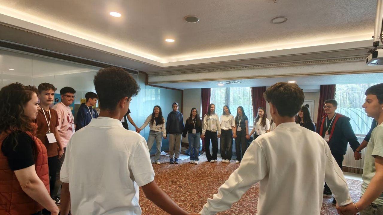 Lisede bağımlılıkla mücadeleye karşı 'akran liderliği' projesi