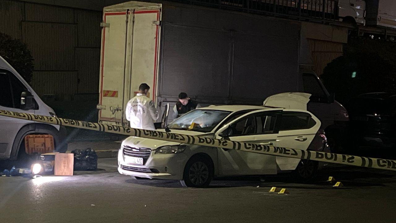 Küçükçekmece'de polisin 'dur' ihtarına uymayan şüpheliler kaçarken kaza yaptı: 1 polis yaralandı, 2 gözaltı