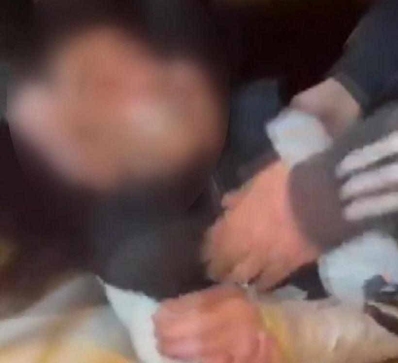 Fatih'te elleri ve ayakları bantlanarak akranları tarafından darbedildi