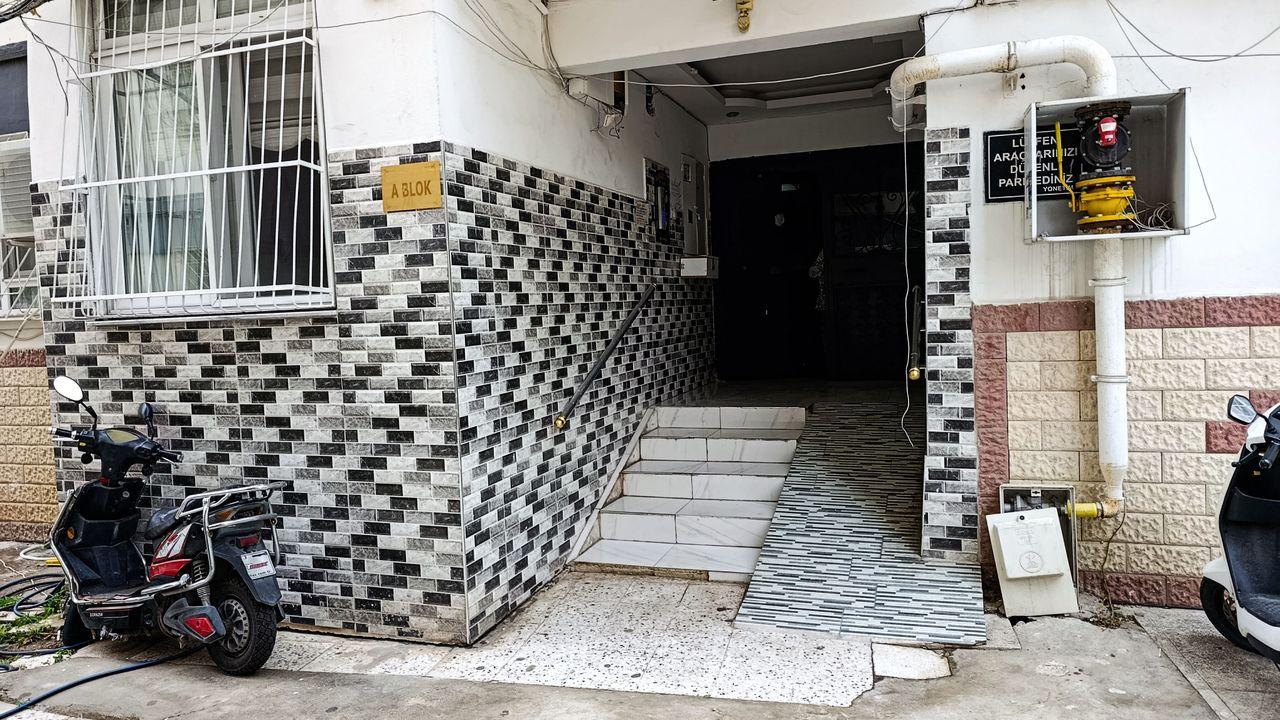2 çocuğunun annesini çekiçle dövüp, bıçakla boğazını kesti