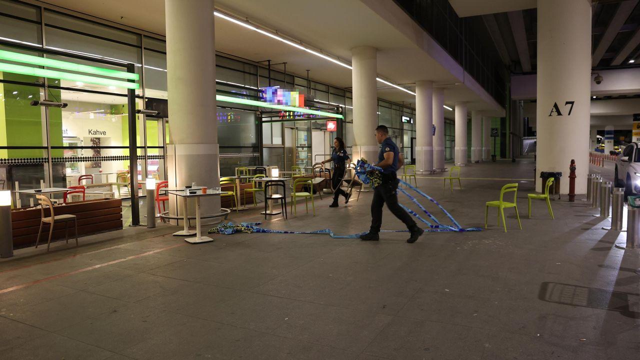 İzmir'de havalimanında polise bıçaklı saldırı; 4 yaralı