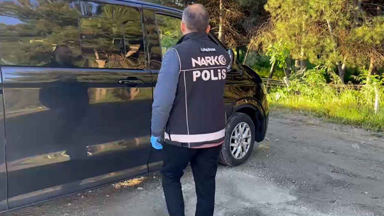 Kiralık araçta 225 bin sentetik hap ele geçirildi; 3 gözaltı