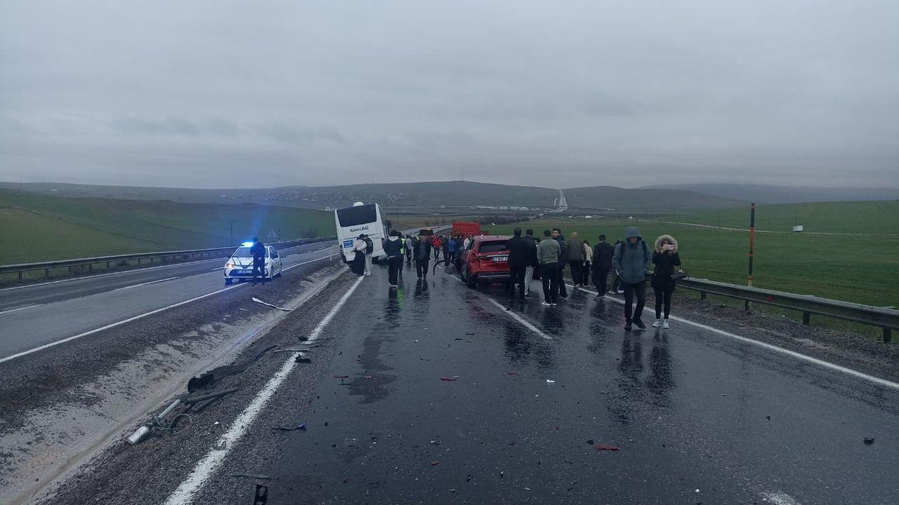 Yolcu otobüsü 10 araca çarparak durabildi: 7 yaralı