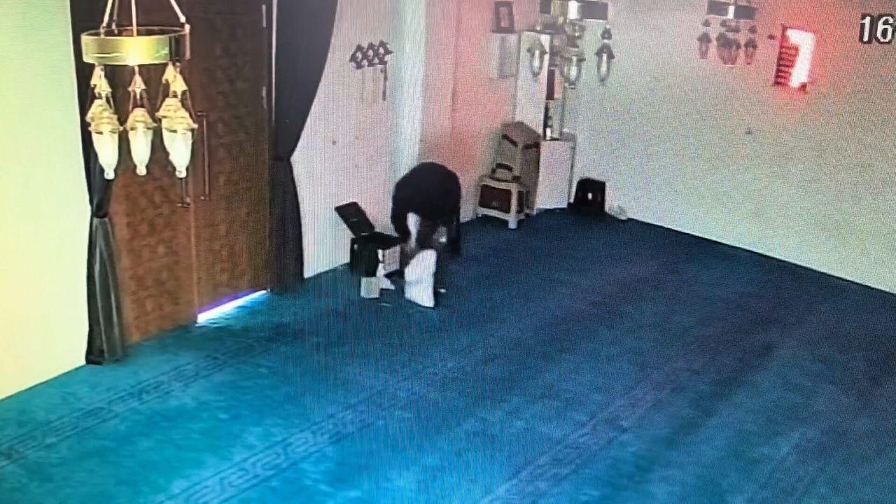 Camideki yardım kutusunu kırıp 100 bin TL çaldı; hırsızlık kamerada