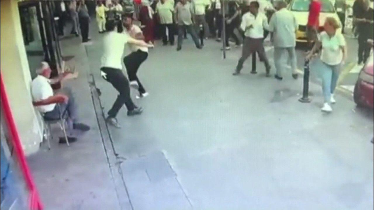 Otogara babasını almaya gelen taksici ile duraktaki şoförler arasında bıçaklı kavga: 2 yaralı