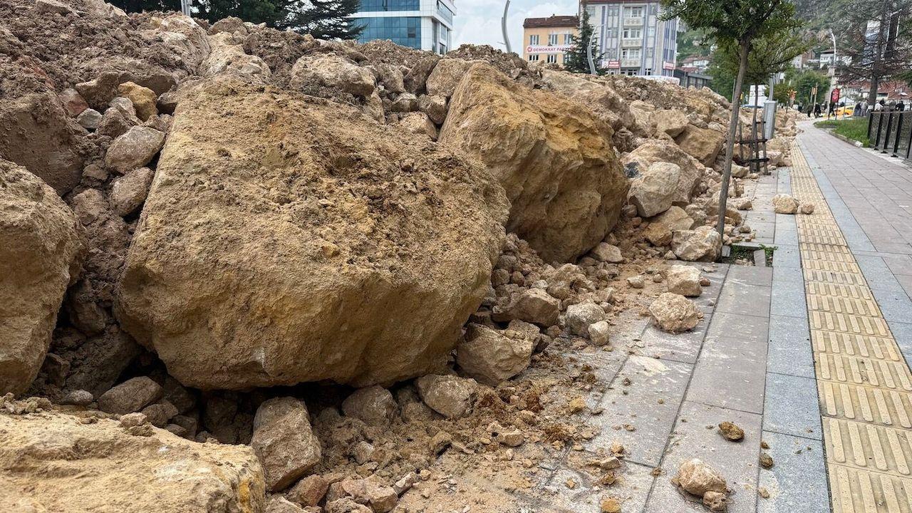 Tokat'ta taşkın riskine karşı dev kayalarla 9 kilometrelik set çekildi