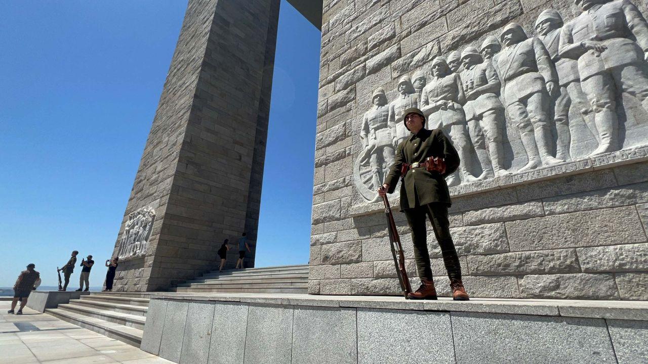 Şehitler Abidesi'nde saygı nöbeti başladı