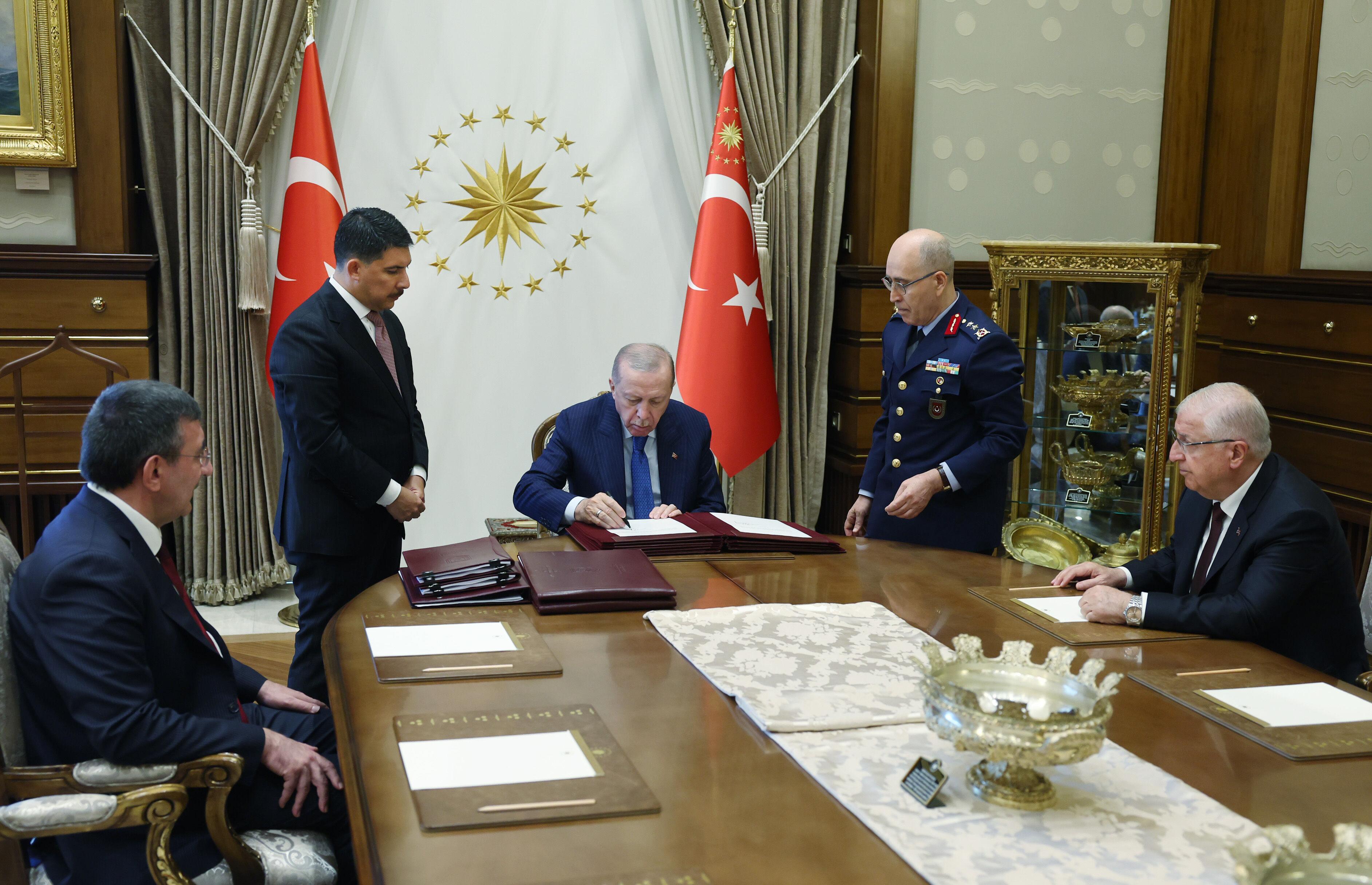 Cumhurbaşkanı Erdoğan, YAŞ Kararlarını İmzaladı: "Hayırlı Uğurlu Olsun"