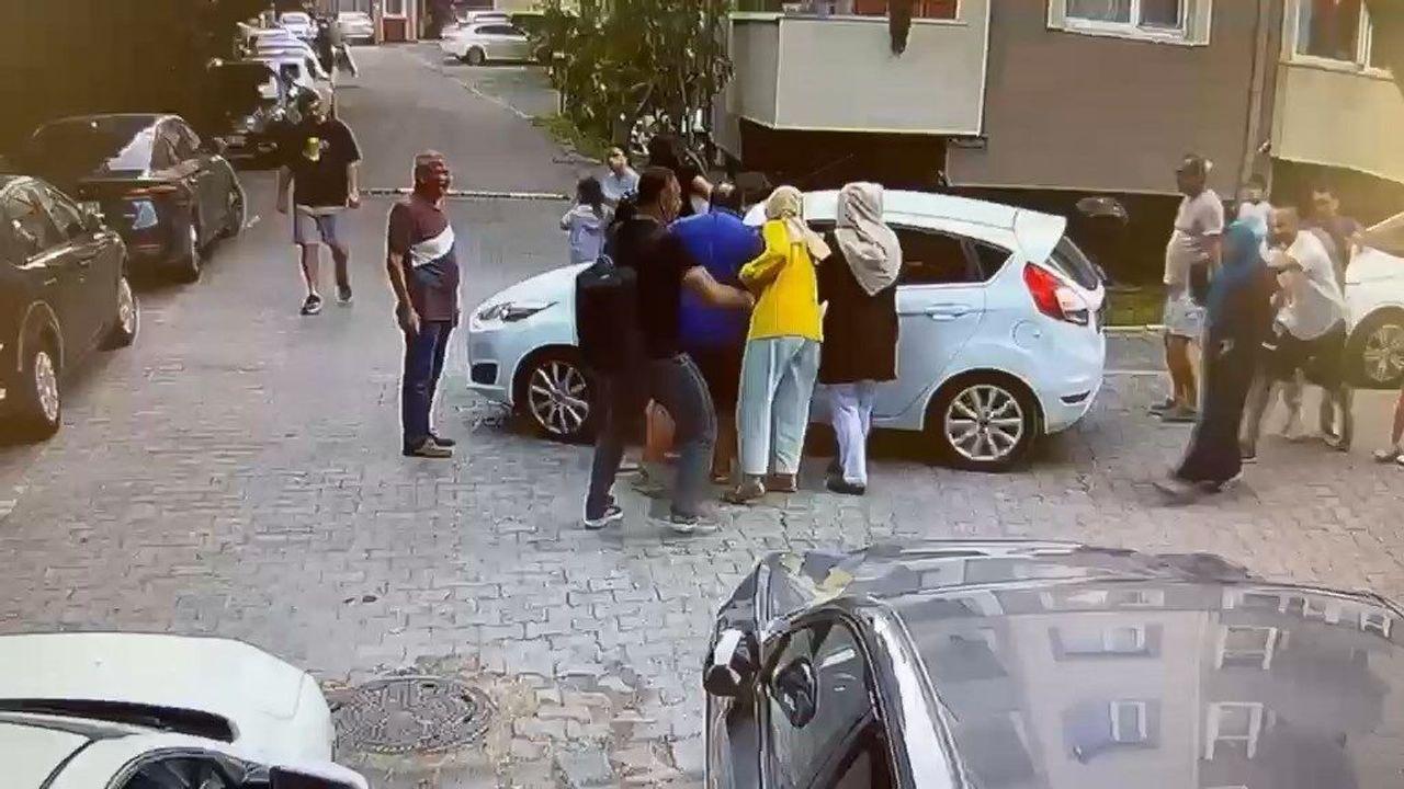 Çekmeköy’de sitede iki sürücü arasında 'Yavaş git' kavgası; aileler de dahil oldu