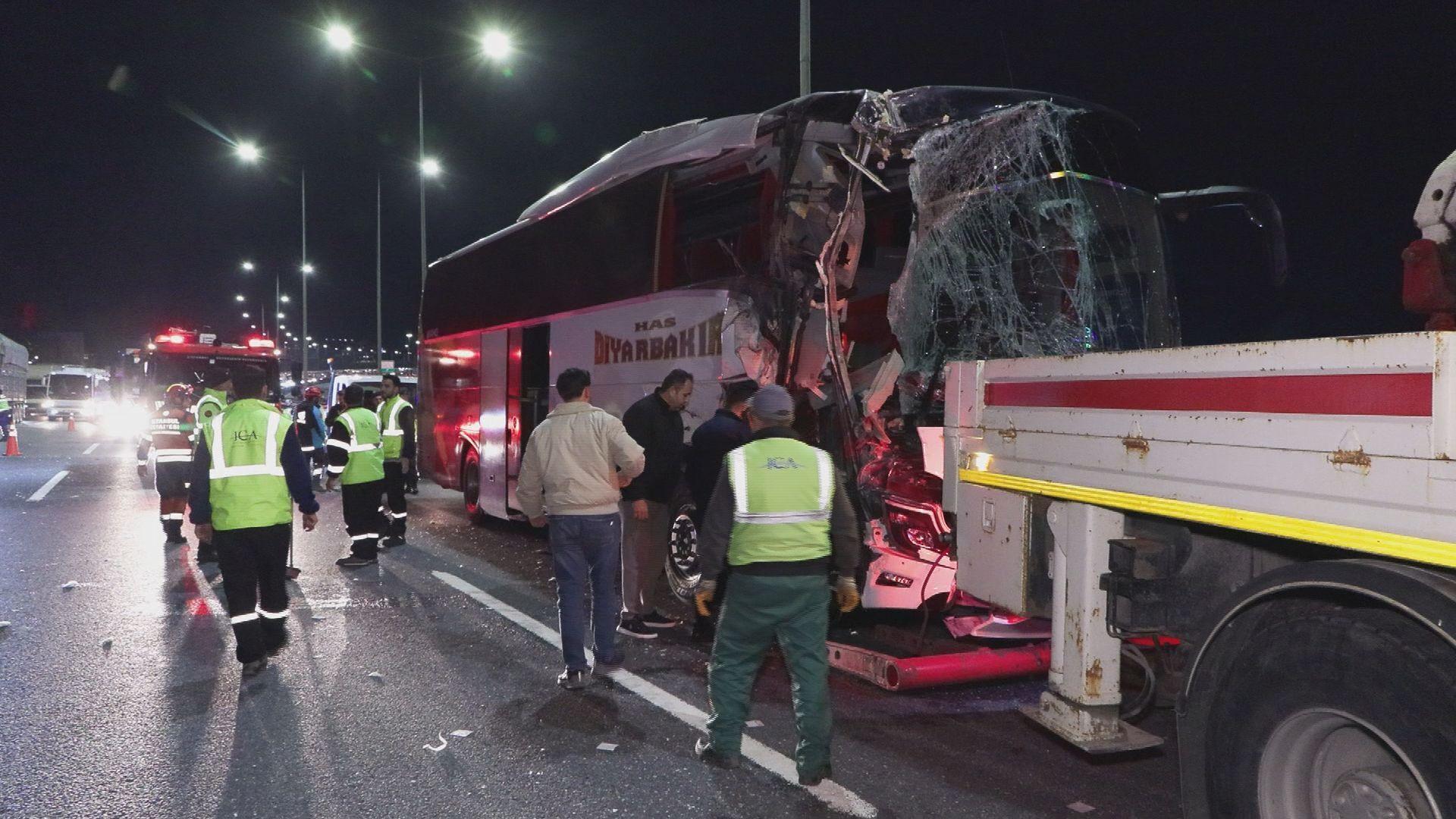 Sancaktepe'de seyir halindeki yolcu otobüsü TIR'a çarptı: 10 yaralı