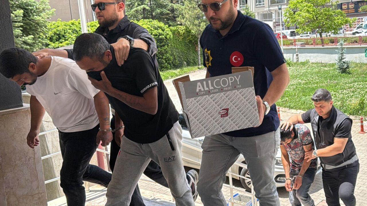 Otomobilin vites körüğünde uyuşturucu sevkiyatı; 2 tutuklama