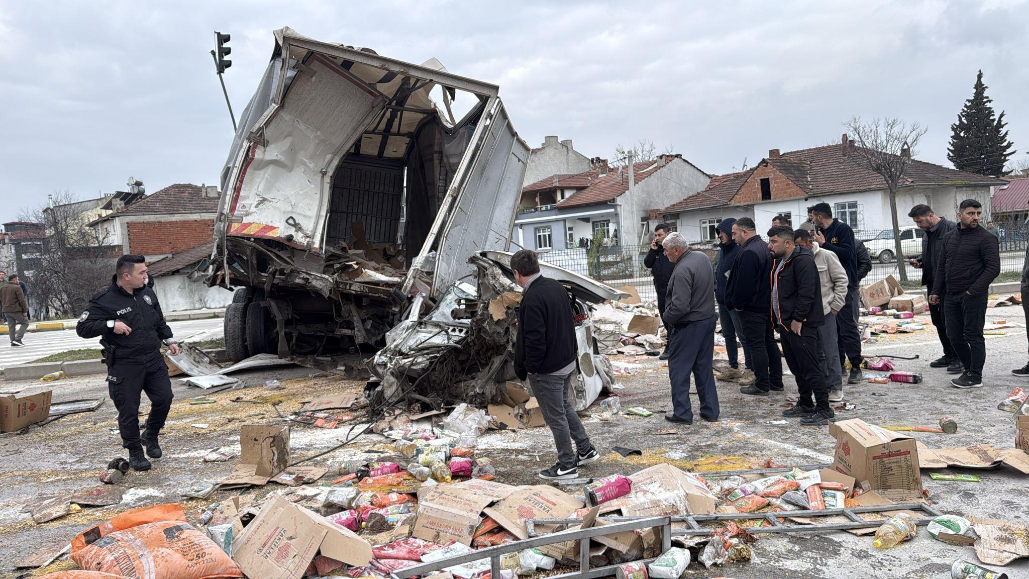 Fren sisteminde arıza olduğu iddia edilen kamyon, 4 araca çarptı: 19 yaralı