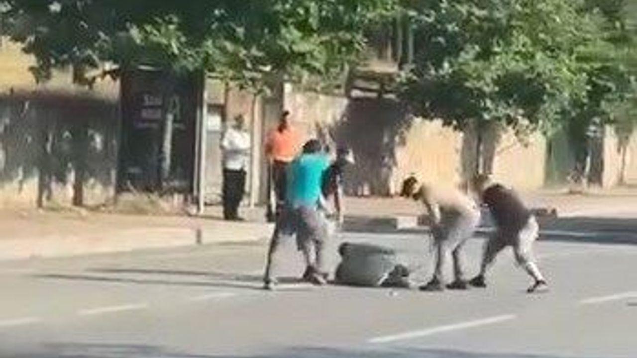 Trafikte tartıştıkları kişiyi sopayla dövdüler: 4 gözaltı