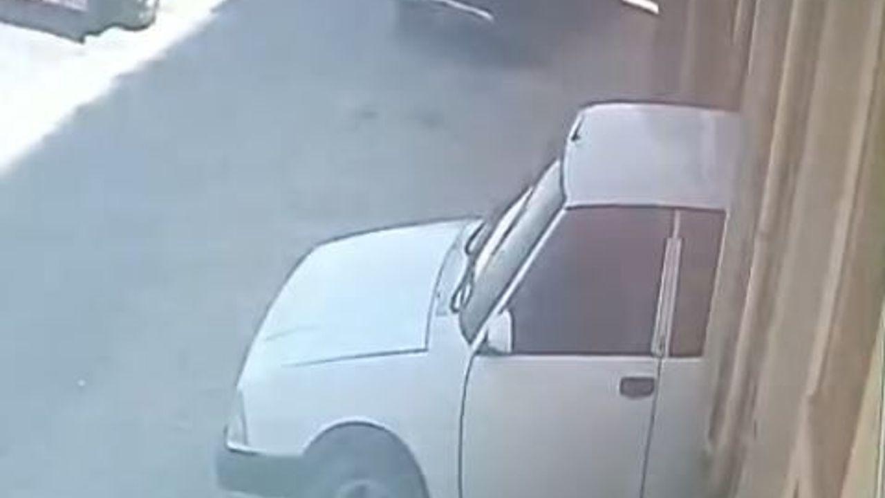 Kaporta ustası tamir etmek istediği otomobilin altında kaldı; o anlar kamerada