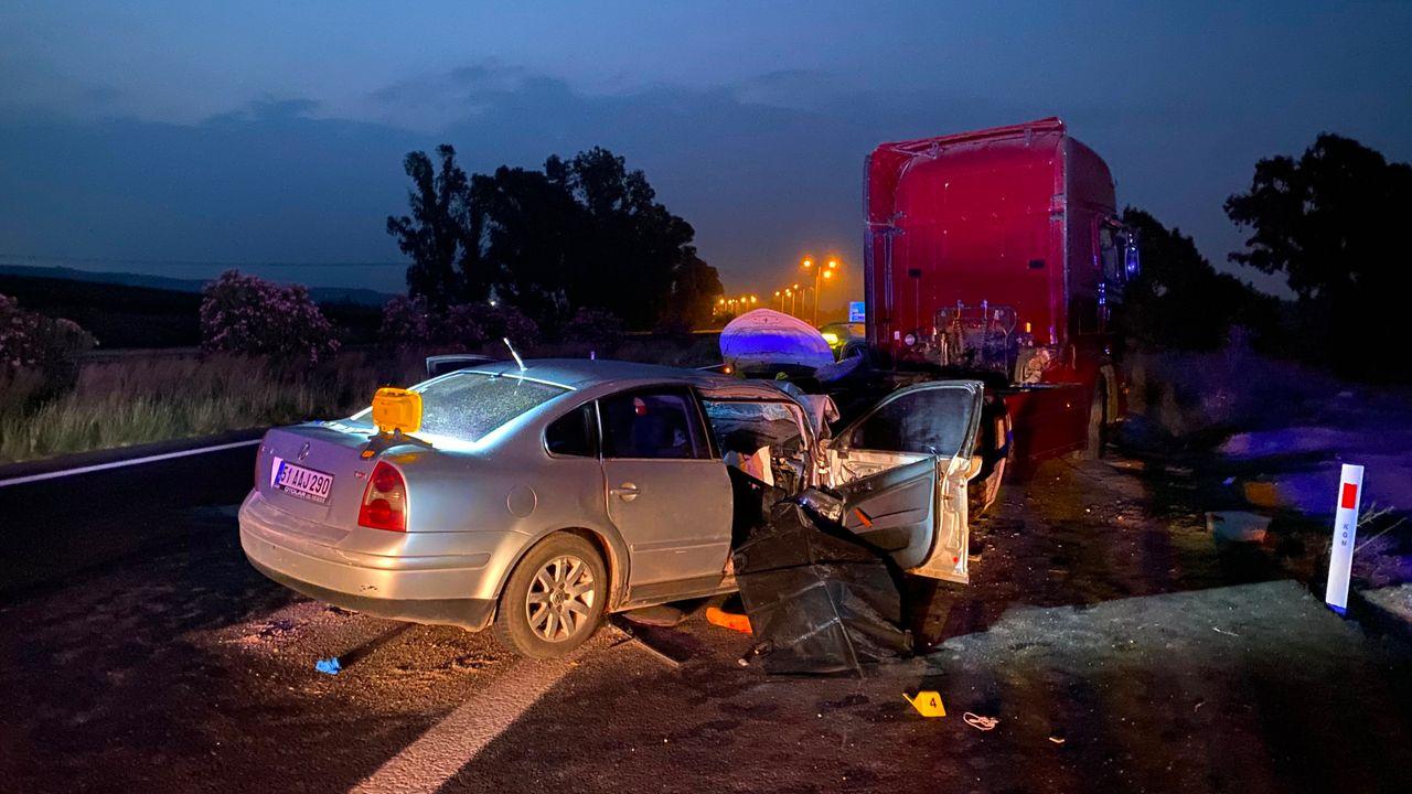 Otoyolda emniyet şeridinde duran TIR'a otomobil çarptı: 2 ölü