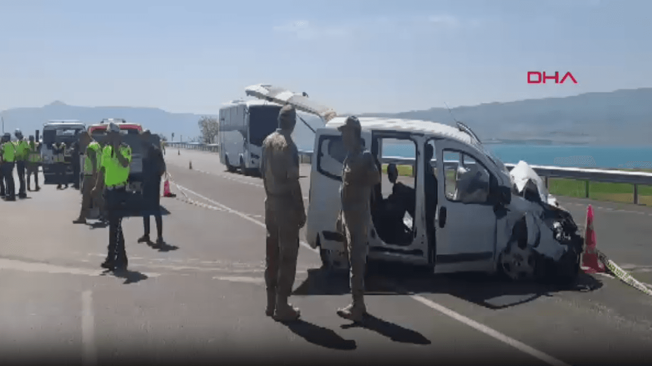 Van'da hafif ticari araç, park halindeki askeri araca çarptı; 1 şehit, 4'ü asker 5 yaralı