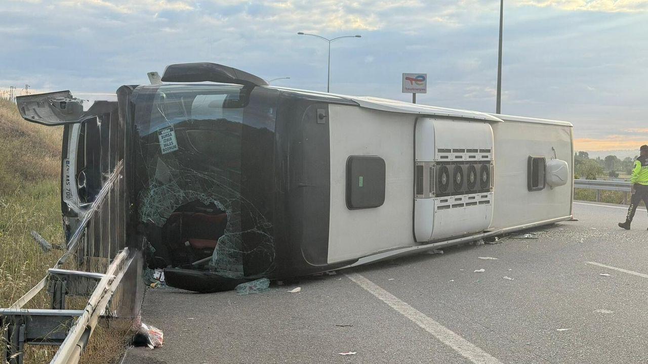 Yolcu otobüsü refüje çarpıp devrildi: 36 yaralı
