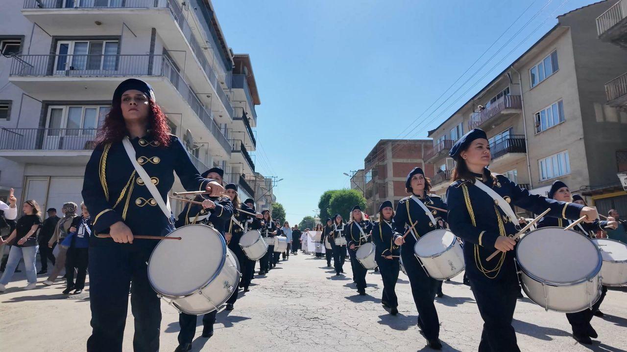 Terzisinden pazarcısına, kuaföründen muhtarına 40 kadın bir araya gelip, belediyenin bando takımını kurdu