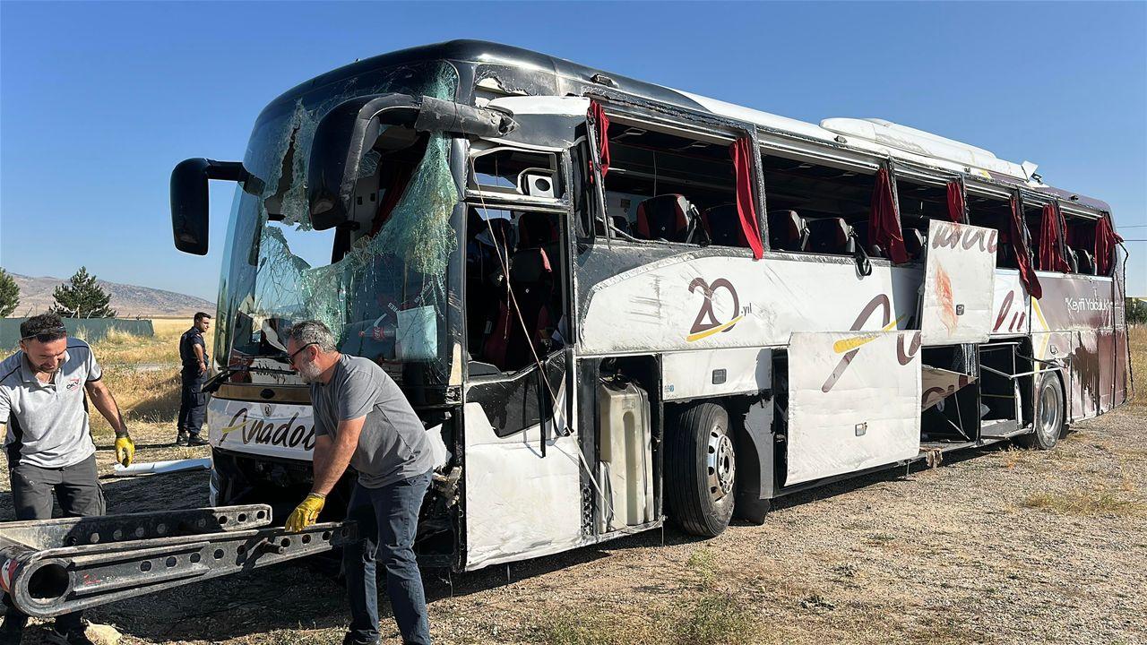 Kütahya'da yolcu otobüsü devrildi; 31 yaralı