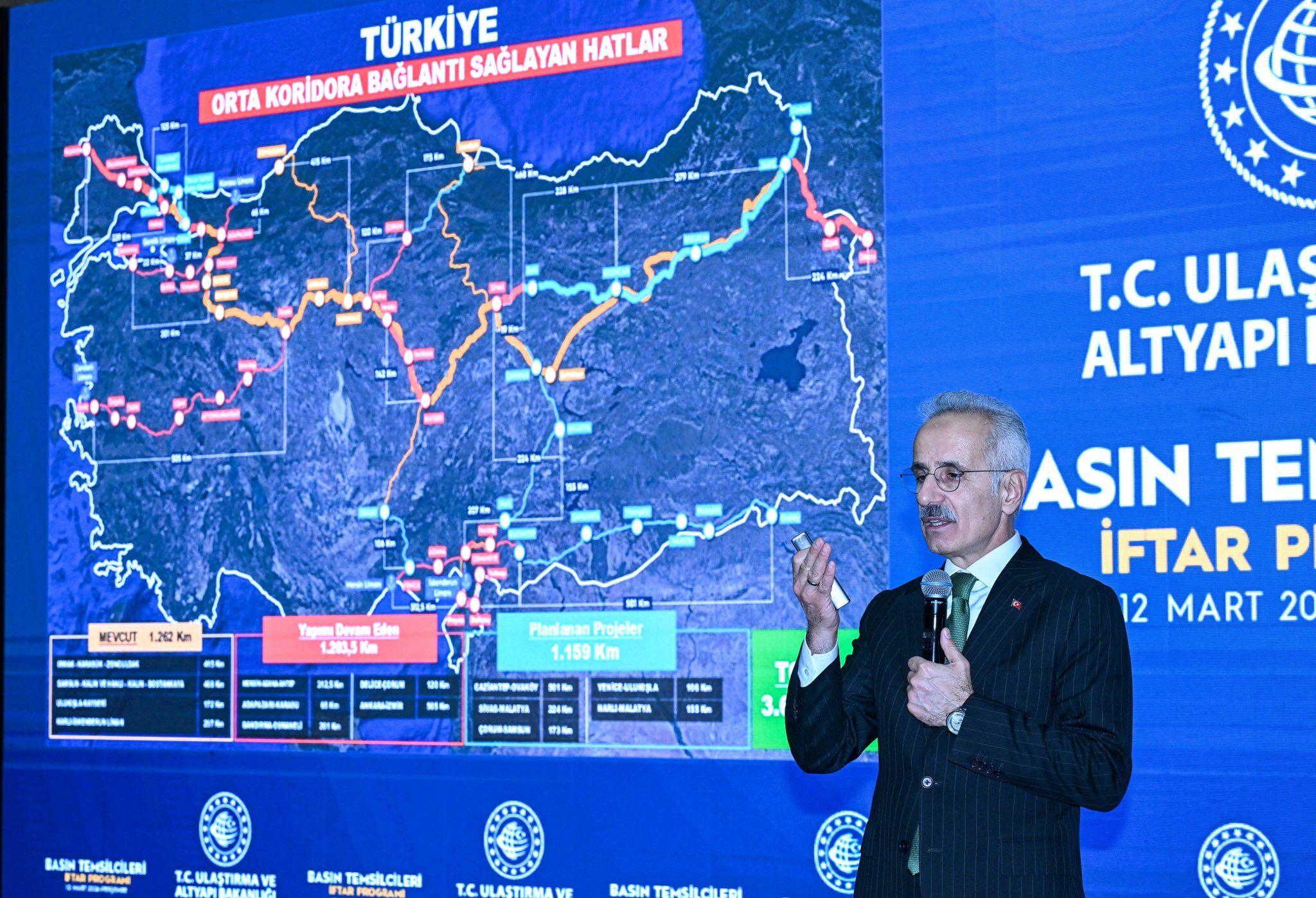 Bakan Uraloğlu: Türk sahipli 14 gemi Hürmüz'de bekliyor