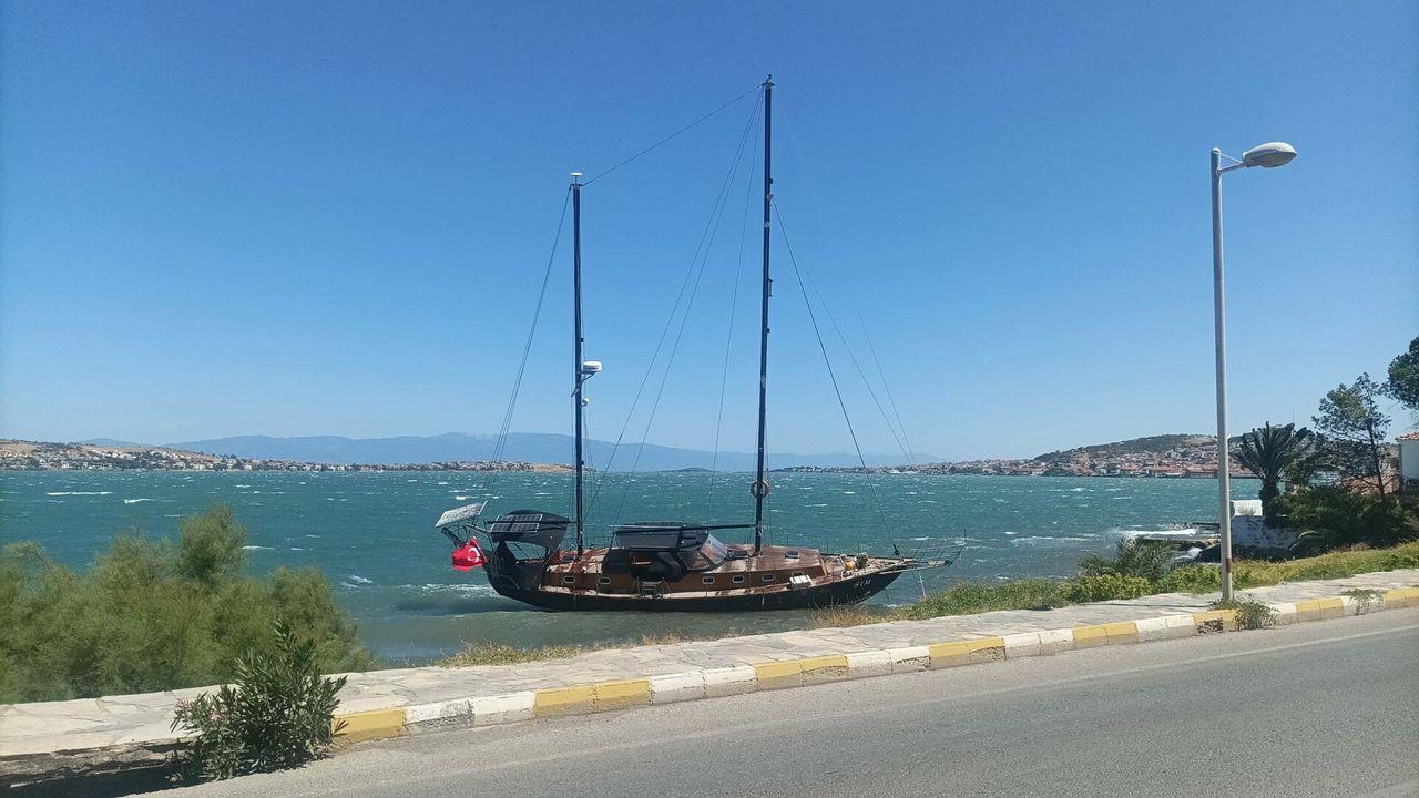 Ayvalık'da kuvvetli rüzgar; yelkenli tekne kıyıya vurdu
