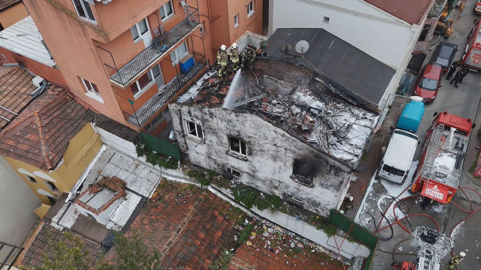 Fatih'te 2 katlı binada çıkan yangın söndürüldü; 1 ölü, 3'ü ağır 6 yaralı