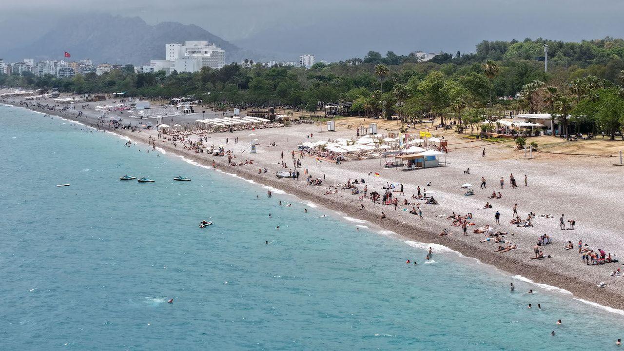 Antalya'da turizm sezonu açıldı; plajda 1 günün maliyeti 1500 TL