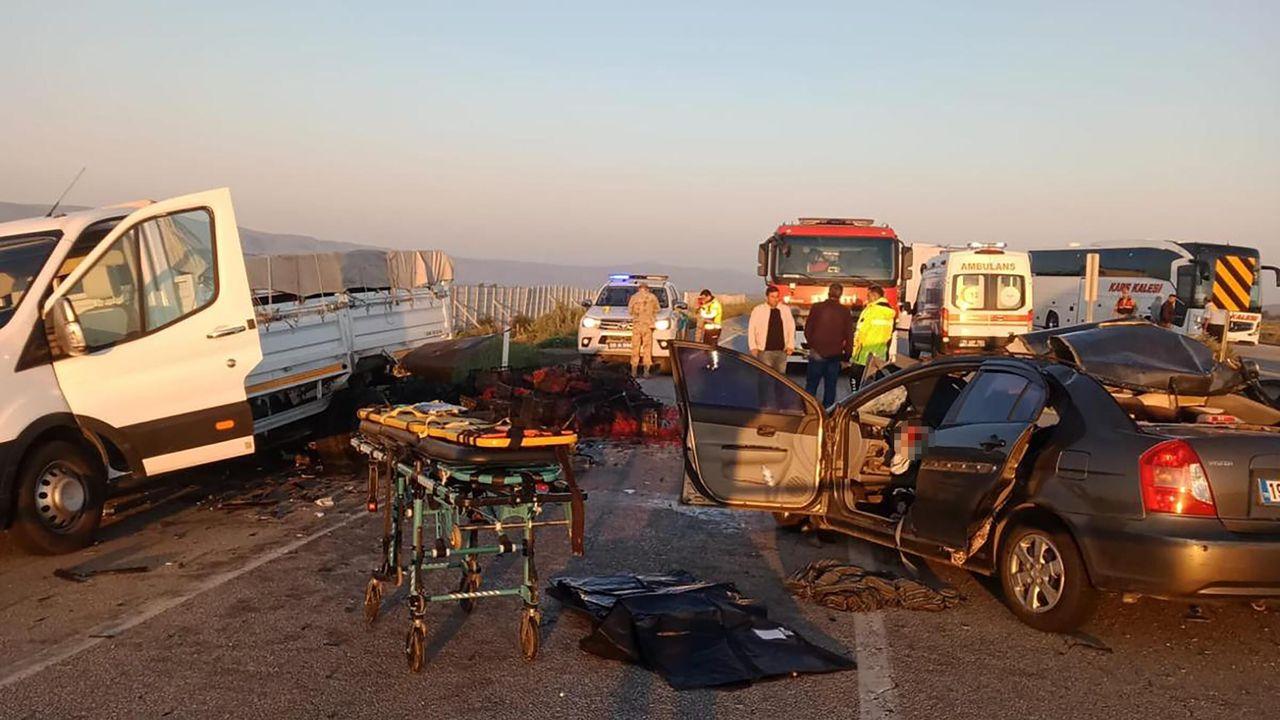 Otomobil, kiraz yüklü kamyonete çarptı: 3 ölü, 3 yaralı