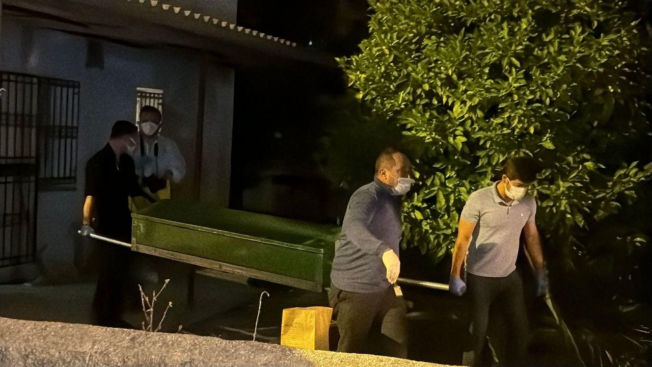 Babasının cenazesiyle 2 gün aynı evde yaşadı