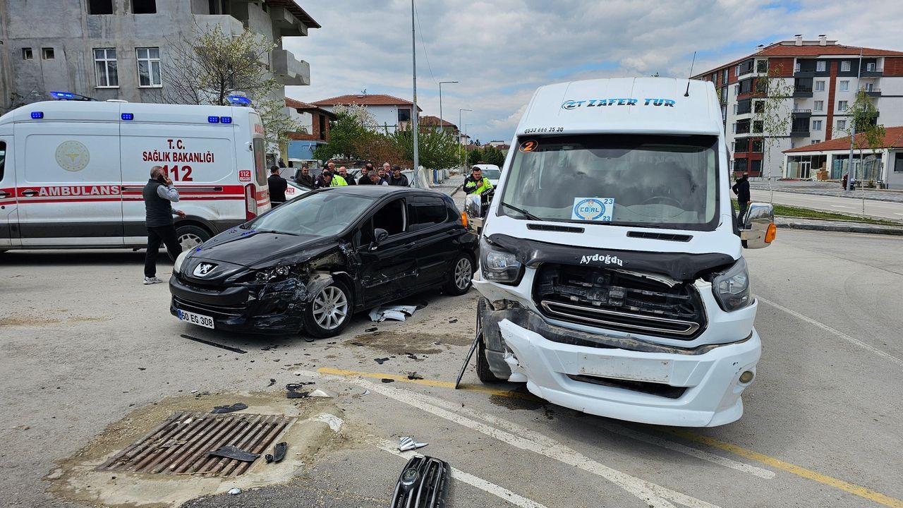 Tokat’ta servis minibüsü otomobille çarpıştı: 10 yaralı