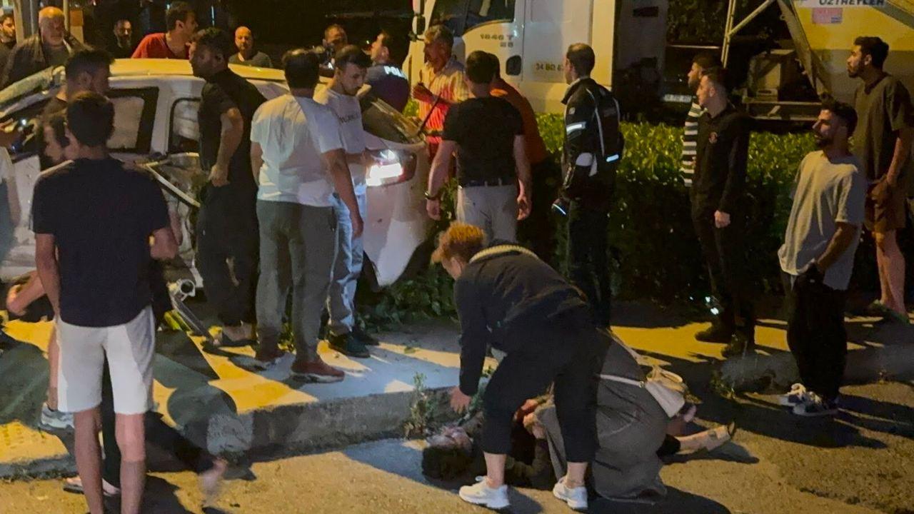 Ümraniye’de hafriyat kamyonu ile otomobil çarpıştı: 1'i ağır 4 yaralı