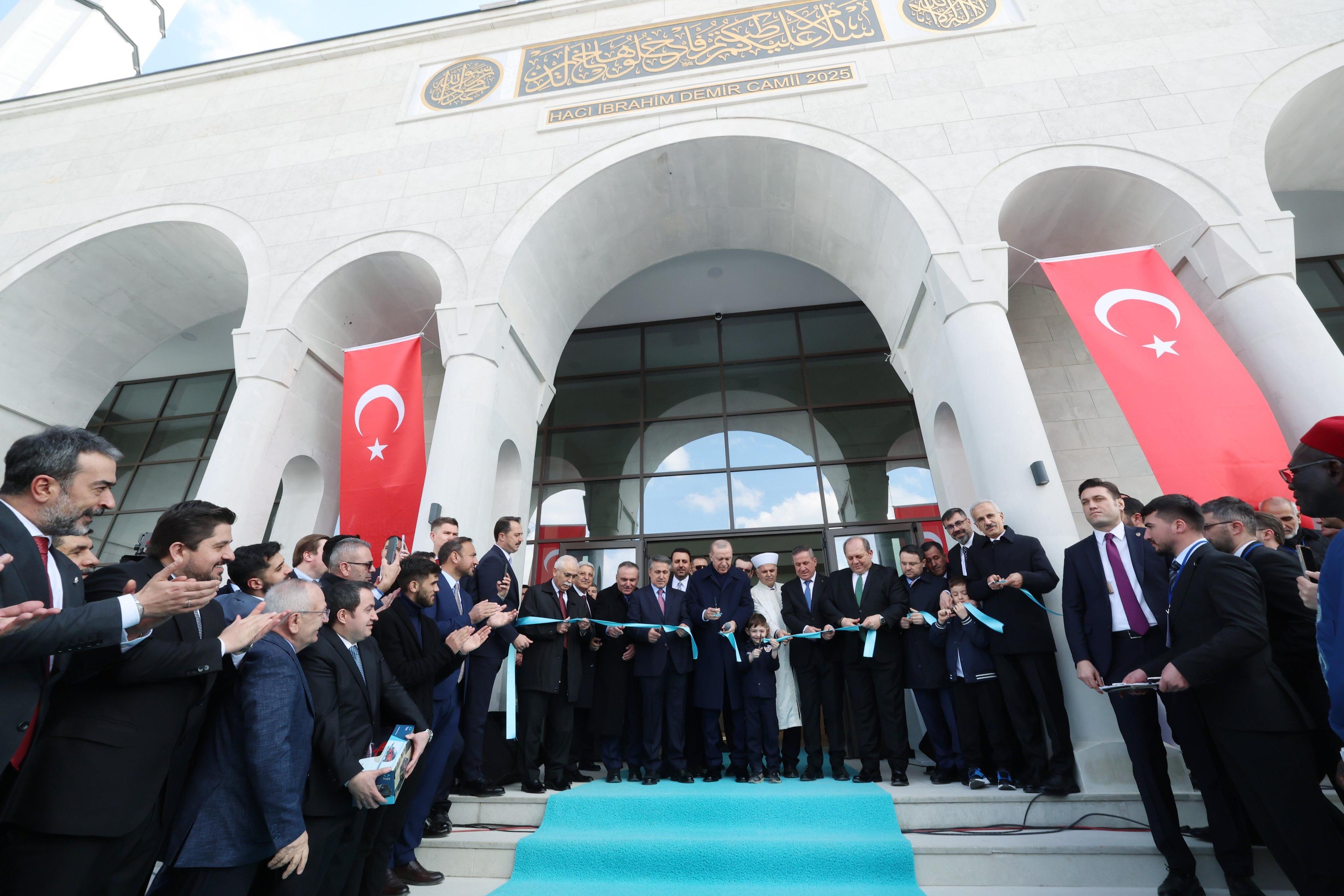 Cumhurbaşkanı Erdoğan: Milli ve manevi kimliğimize sahip çıkmaya devam edeceğiz
