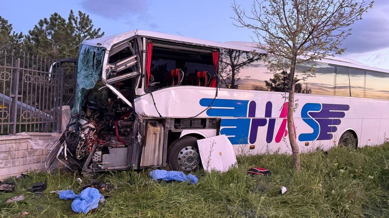 Konya'da yolcu otobüsü, TIR'a çarptı: 1 ölü, 8 yaralı