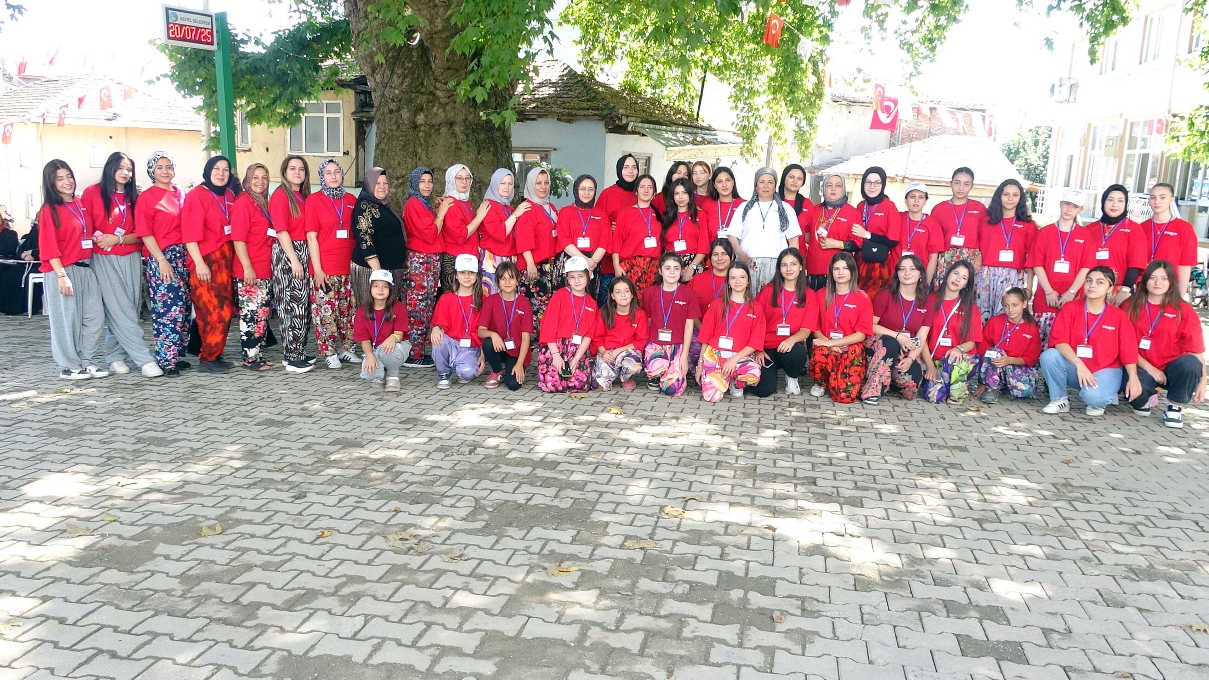 Bu Mahalleyi 524 Yıldır, Yılda Bir Gün Kadınlar Yönetiyor