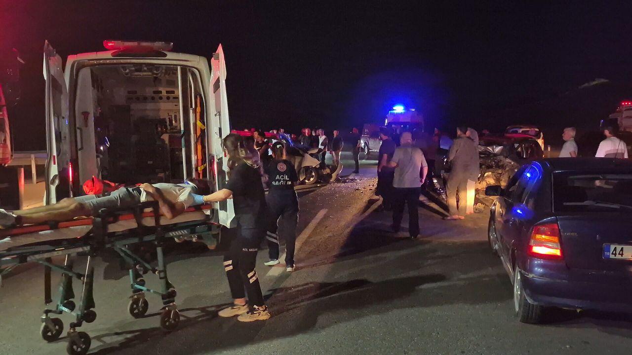 Malatya'da hafif ticari araç ile otomobil çarpıştı; 6 yaralı
