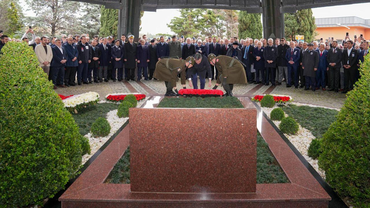 8'inci Cumhurbaşkanı Turgut Özal mezarı başında anıldı
