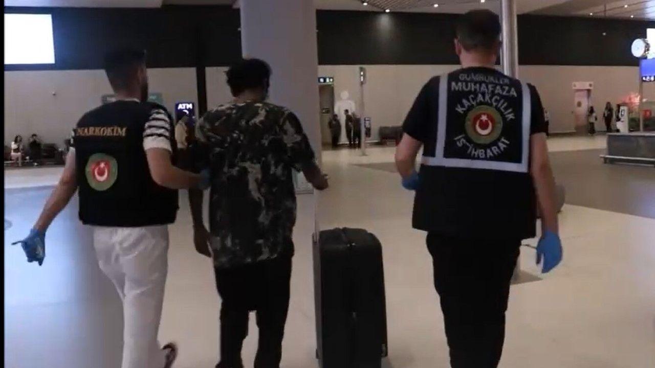 İstanbul Havalimanı'nda 20 milyon lira değerinde 22 kilogram uyuşturucuyla yakalandı