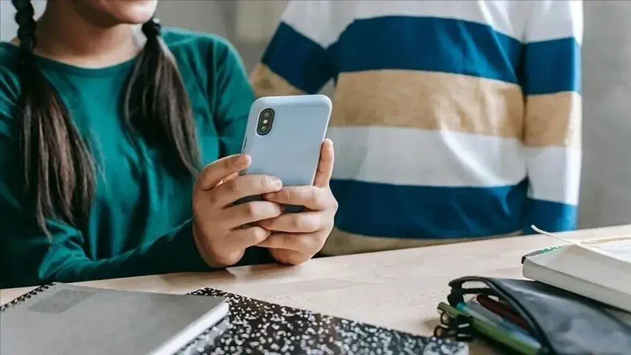Çekya’da okullarda cep telefonu yasaklanıyor