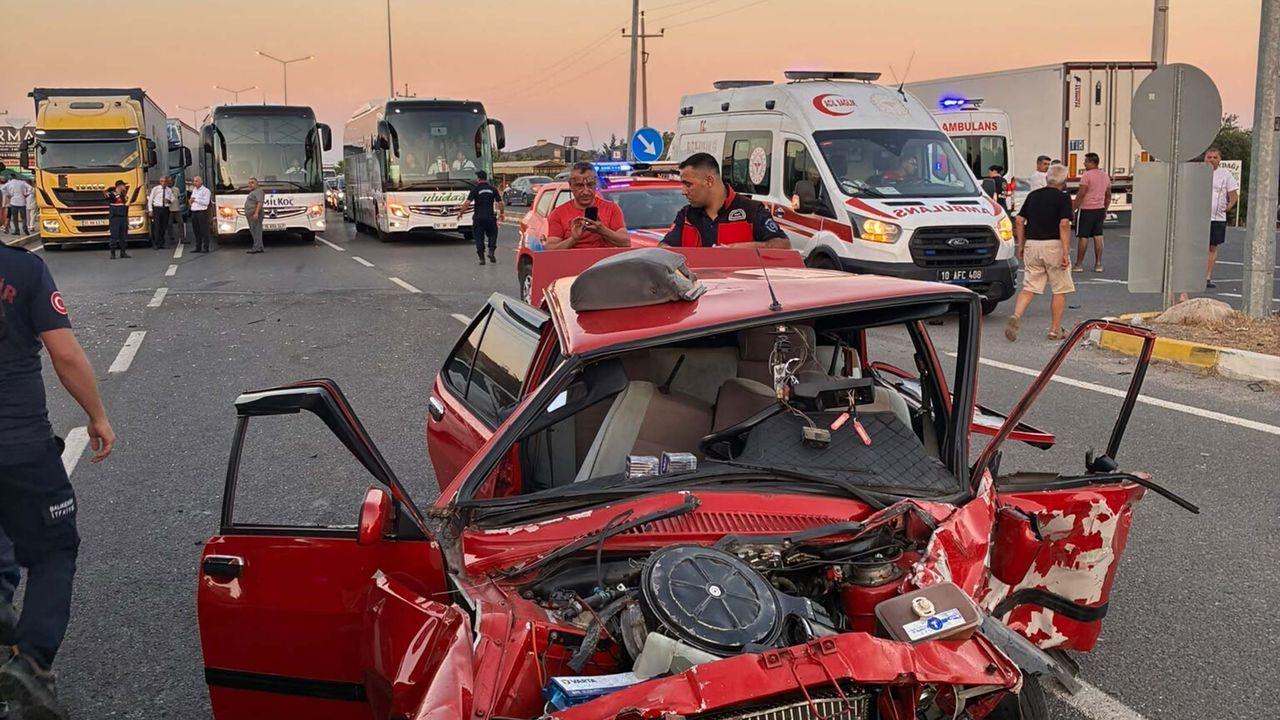 Balıkesir'de kavşakta iki otomobil çarpıştı: 2 ölü, 3 yaralı