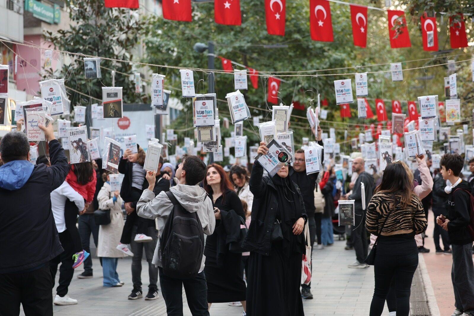 Asırlık Çınarlara Asılan 5 Bin Kitap Dakikalar İçinde Toplandı