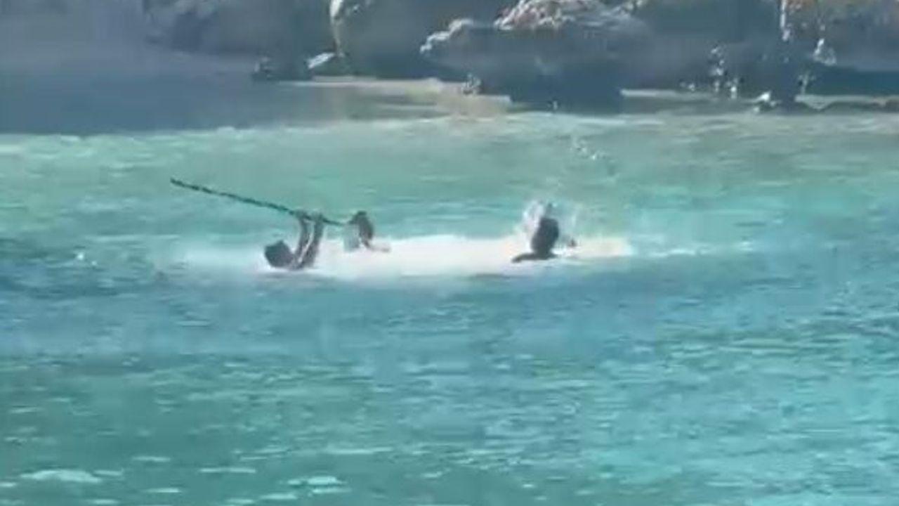 Mersin'de deniz ortasında sopalı kavga