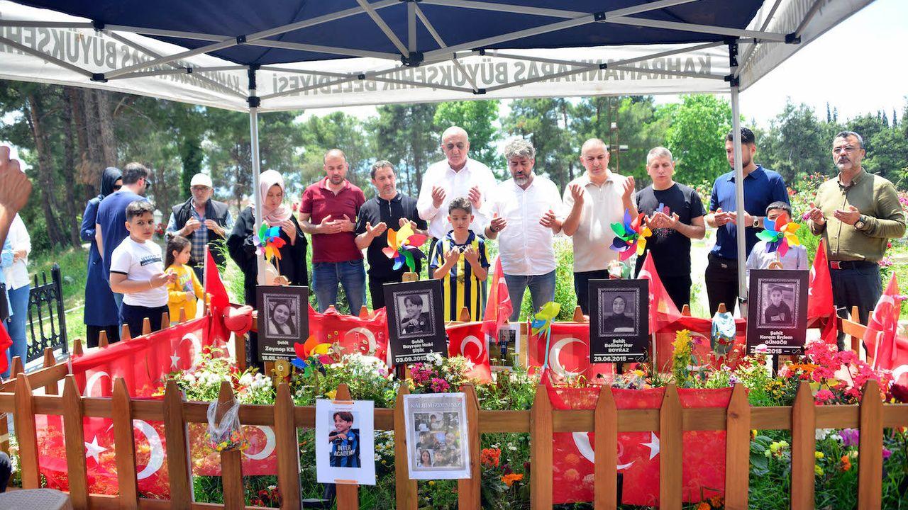 Okuldaki saldırıda ölen öğrencilerin aileleri mezarlıkta bir araya geldi