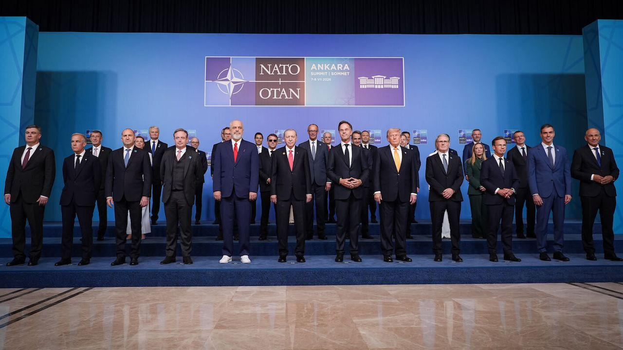 NATO Zirvesi'nde aile fotoğrafı çekildi