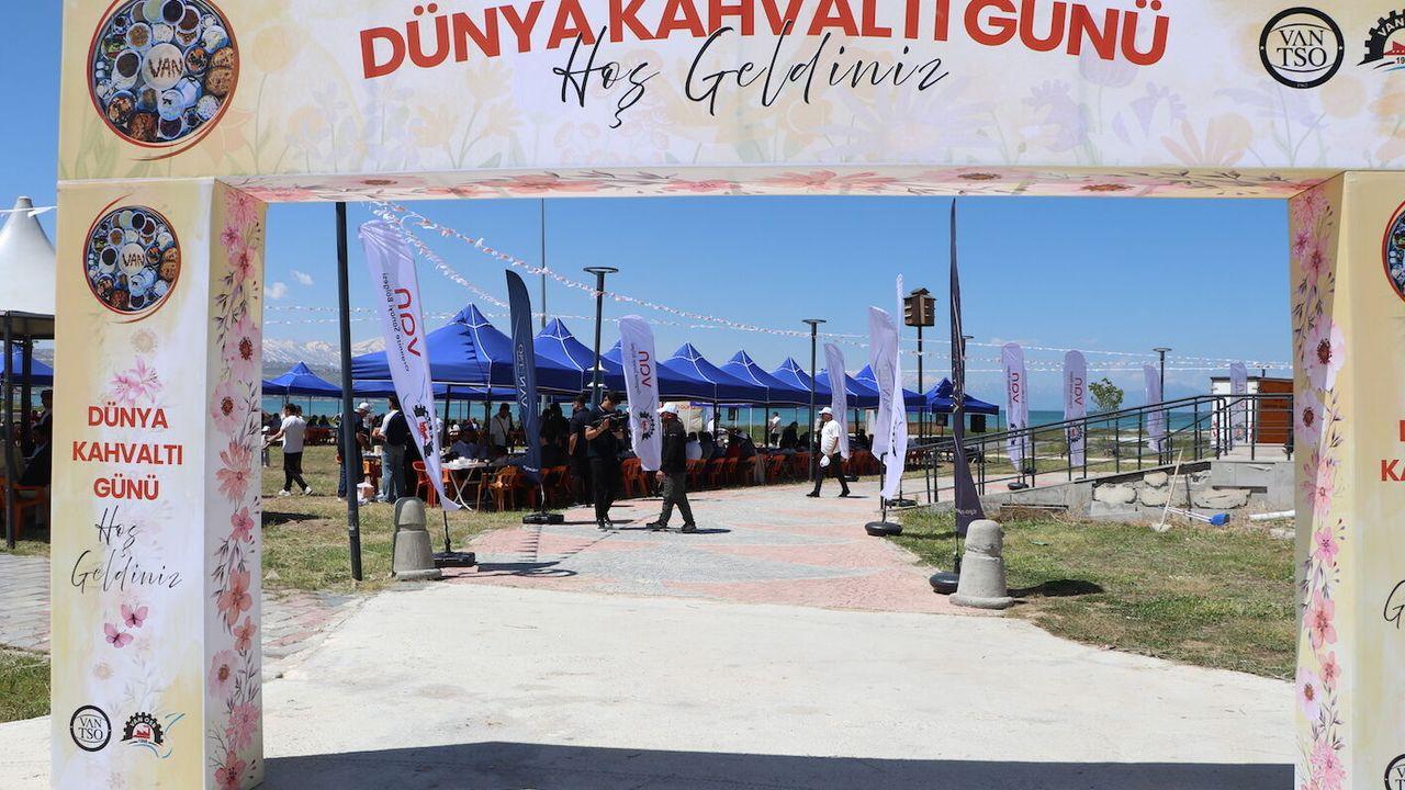 Van Gölü Sahili'nde 'Dünya Kahvaltı Günü' etkinliği