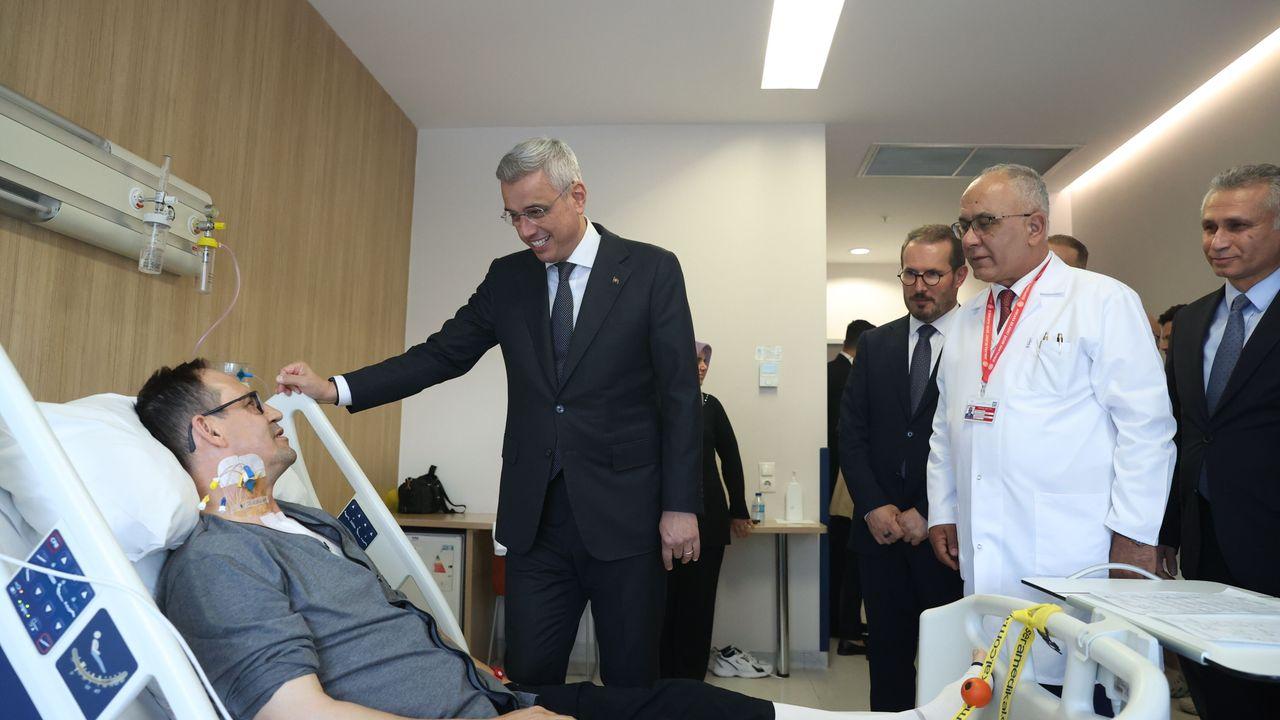 Bakan Memişoğlu'ndan yerli kalp-akciğer makinesiyle ameliyat olan hastaya ziyaret