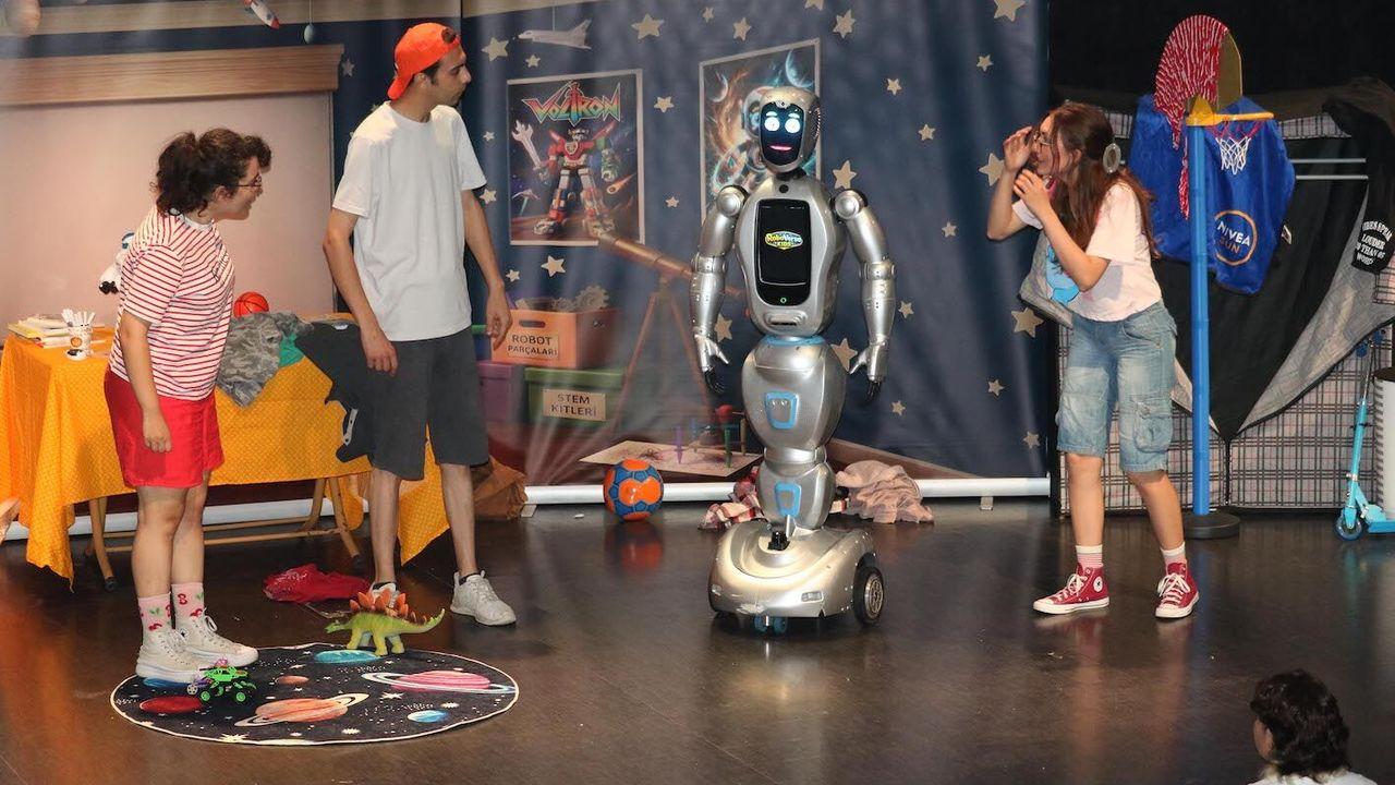 Yapay zeka destekli robot, çocuk tiyatrosunda sahneye çıktı