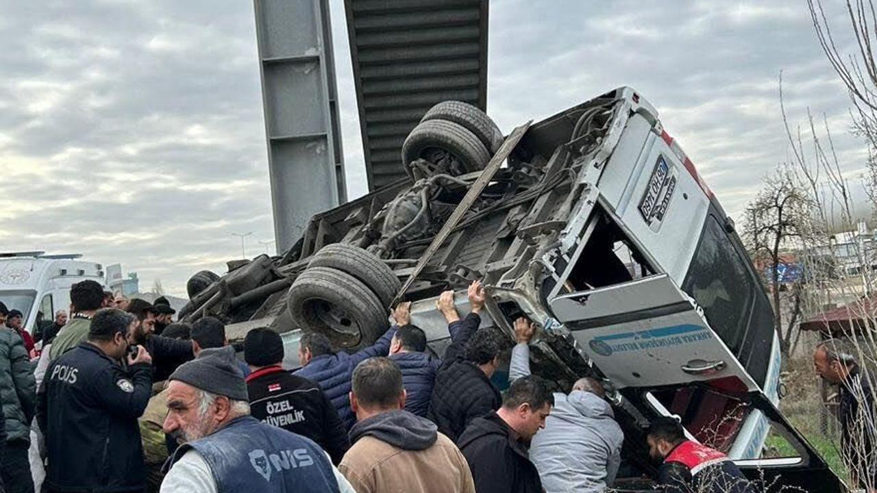 Ankara'da özel halk otobüsü, üst geçidin ayağına çarptı: 5 ölü, 15 yaralı