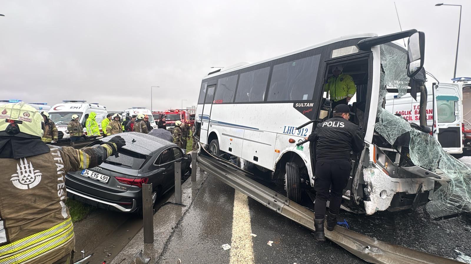Başakşehir'de polis servisinin de karıştığı zincirleme kaza; 4'ü ağır 30 yaralı