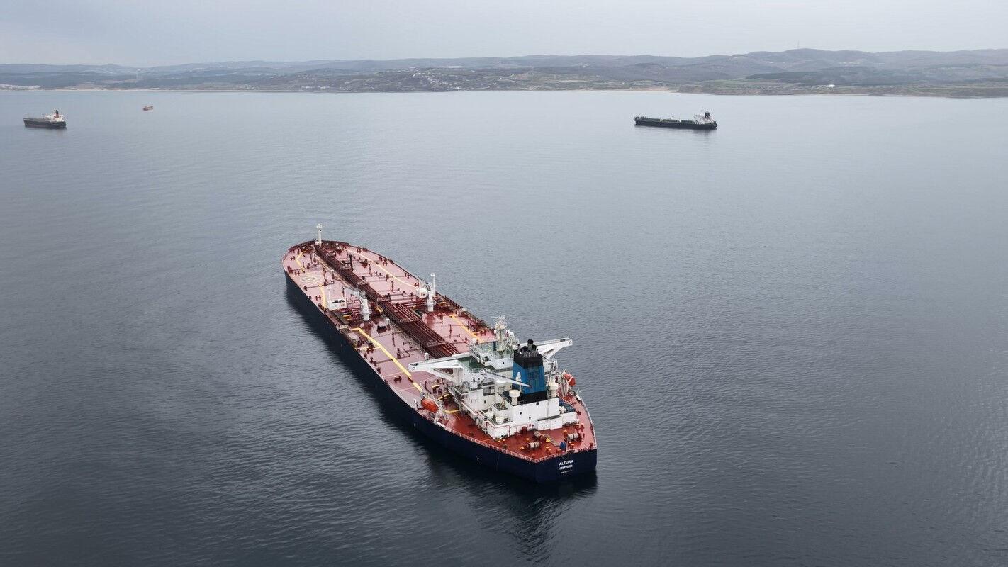 Karadeniz'de saldırıya uğrayan petrol tankeri Türkeli Demirleme Sahası'na çekildi